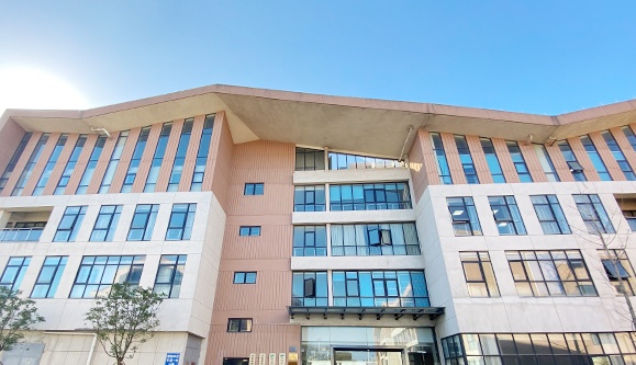 依托青蓮生豬產業研究院，積極與國內外科研單位和高校開展多種形式的合作研究。